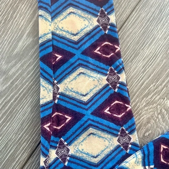 LulaRoe leggings OS - LuLa is known for their butter soft leggings!! - Picture 3 of 3